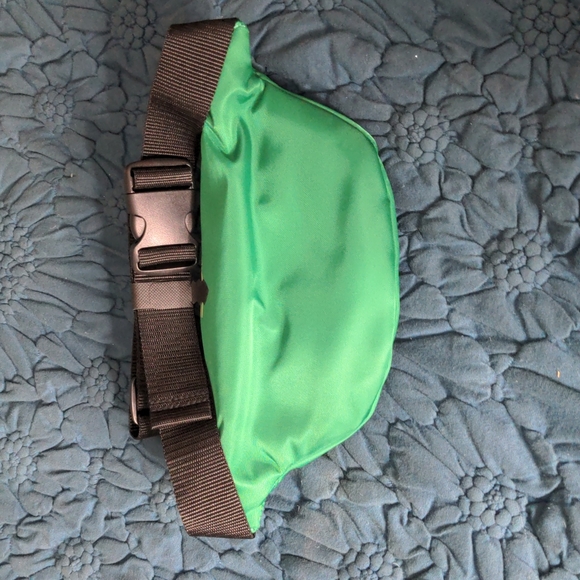 Stranger Things X Mac Cosmetics Fanny Pack Hawkins Tigers 1986 New in bag - Picture 3 of 4